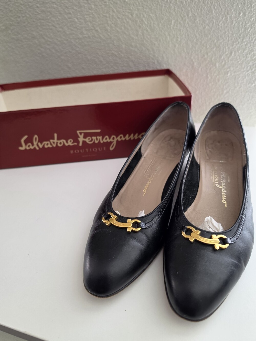 Vintage Salvatore Ferragamo Black Leather Low Pumps Gold-Tone 7B Italy